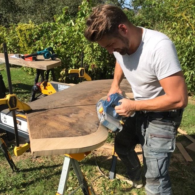 Germain Brault travaillant le bois