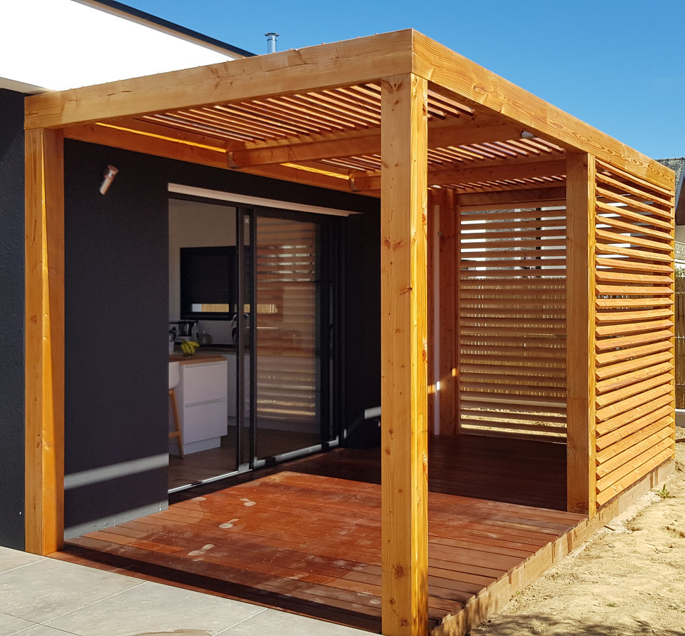 Pergola bois contemporaine en plein jour